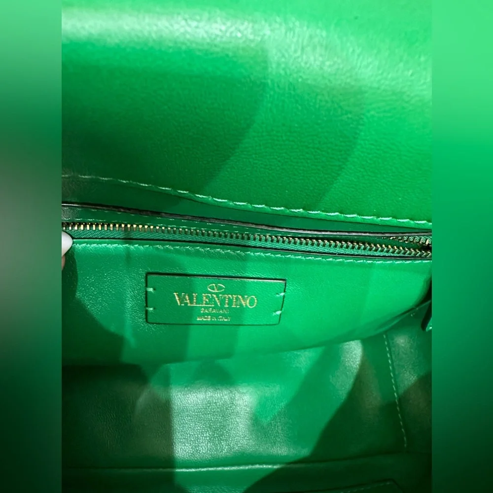 NWT Valentino Garavani Large Leather Roman Stud Shoulder Bag - Picture 8 of 11